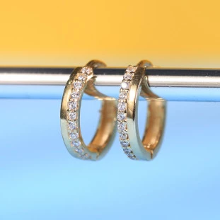 Argola Redonda Cravejada Com Zircônias Em Ouro Amarelo 