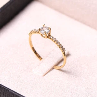 Anel Solitário Com Zircônias Em Ouro Amarelo 