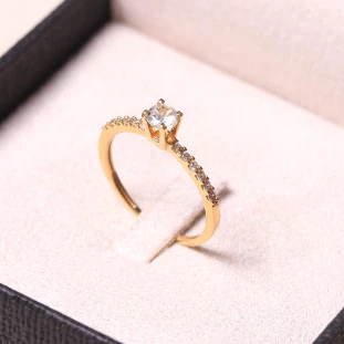 Anel Solitário Com Zircônias Em Ouro Amarelo 