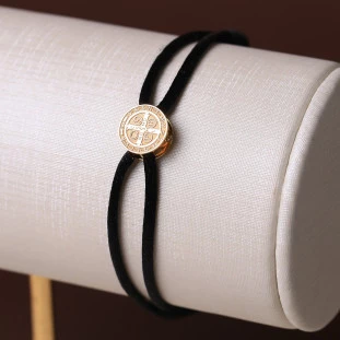 Pulseira Fio de Seda Com Pingente Sao Bento  Em Ouro amarelo