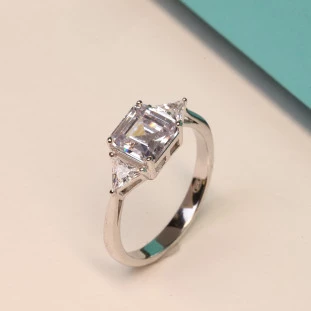 Anel Com Zircônia Quadrada e Triangular Em Prata
