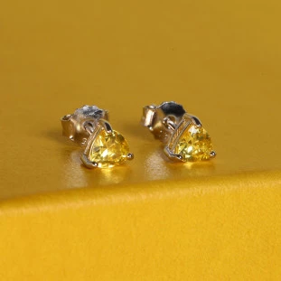 Brinco Triangular Cravejado Com Zircônias Amarelas Em Prata 