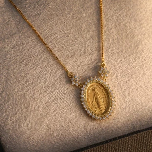 Gargantilha Nsa Senhora das  Graças Cravejada Com Diamantes Em Ouro Amarelo 