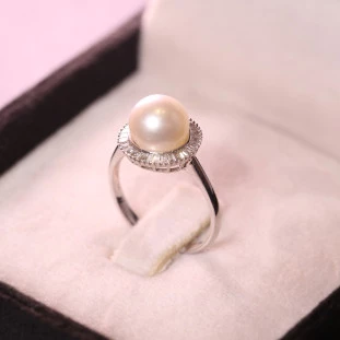 Anel Com Pérola e Diamantes Em Ouro Branco 