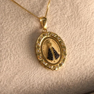 Pingente Nsa Senhora Aparecida Oca Cravejada Com Zircônias Em Ouro Amarelo 