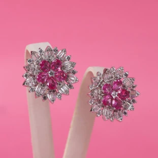 Brinco Flor Cravejado Com Zircônias Rosas Em Prata