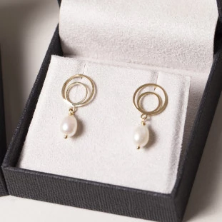 Brinco Circulos Com Pérolas Em Ouro Amarelo 