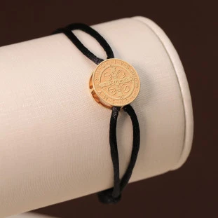 Pulseira Fio De Seda Com Pingente Mandala São Bento Em Ouro Amarelo 