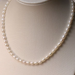 Colar Pérola Biwa Oval Com Fecho de Silicone