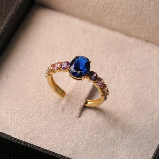 Anel Oval Cravejado Azul e Coloridas Em Ouro Amarelo