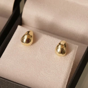 Brinco Gota Oca Polida  Em Ouro Amarelo 