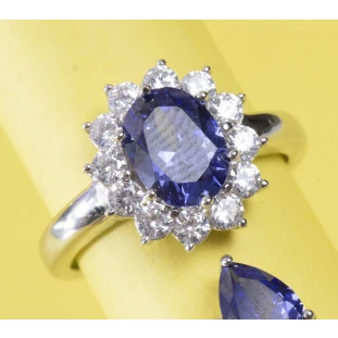 Anel Oval Cravejada com Zircônia Tanzanita em Prata