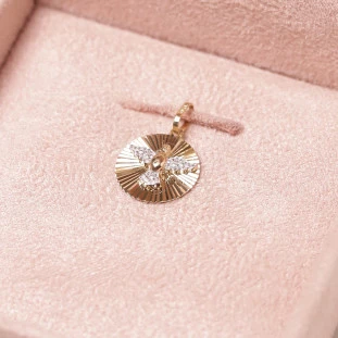 Pingente Espirito Santo Cravejado Com Diamantes  Em Ouro Amarelo 