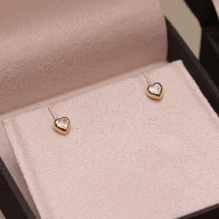 Brinco Coração Pequeno Com Zircônias Em Ouro Amarelo 