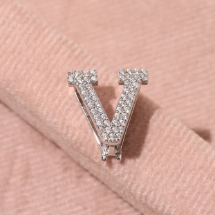 Pingente Riviera Letra V Cravejado Com Zircônias Em Prata 