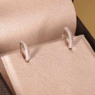 Argola Pavê Media Cravejada Com Zircônias  Em Ouro Branco