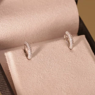Argola Pavê Pequena Cravejada Com Zircônias  Em Ouro Branco
