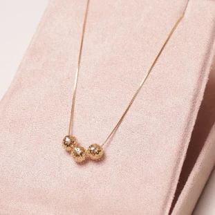 Gargatilha Com Três Bolinhas Vazadas Pequenas Em Ouro Amarelo 