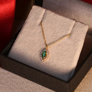 Gargantilha Com Esmeralda Navete Cravejada Com Diamantes Em Ouro Amarelo