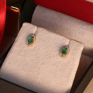 Brinco Com Esmeraldas Navete Cravejado Com Diamantes Em Ouro Amarelo