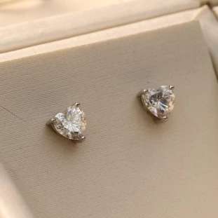 Brinco Coração Com Moissanite Em Prata 