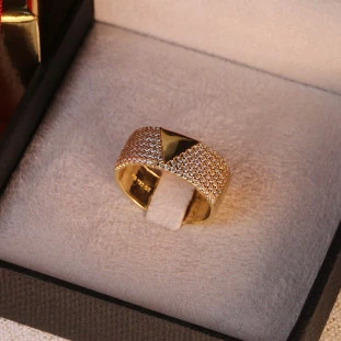 Anel Pavê Largo Com Detalhe V Cravejado Com Zircônias Em Ouro Amarelo