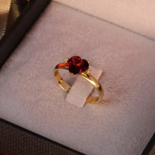 Anel Coração Granada com Diamante em Ouro Amarelo