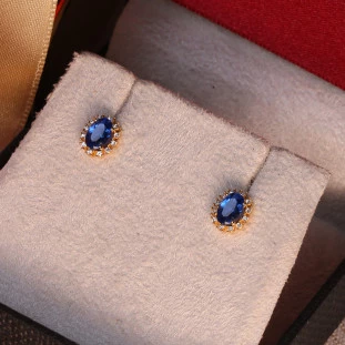 Brinco Oval Cravejado com Zircônias Azul em Ouro Amarelo