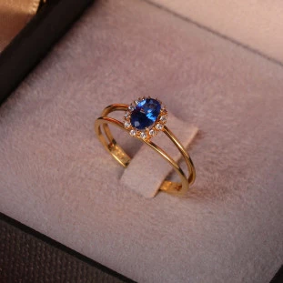 Anel Chuveiro Oval Cravejado com Zircônia Azul em Ouro Amarelo