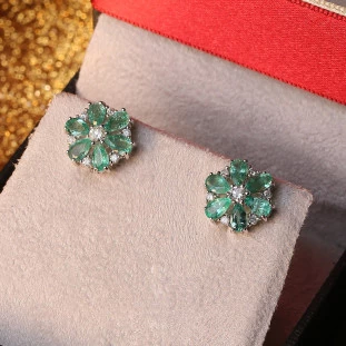 Brinco Flor Cravejado Com Esmeraldas e Diamantes Em Ouro Branco
