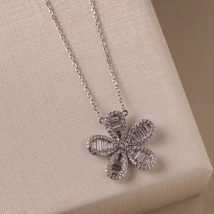 Gargantilha Flor 5 Pétalas Arredondadas Cravejada Com Zircônias Em Prata