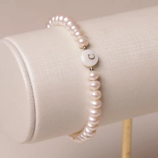 Pulseira Com Madre Pérolas e Hematitas Com Letra C De Cobre Banhada a Ouro 