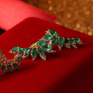 Brinco EarCuff Cravejado Com Diamantes e Esmeraldas Em Ouro Amarelo