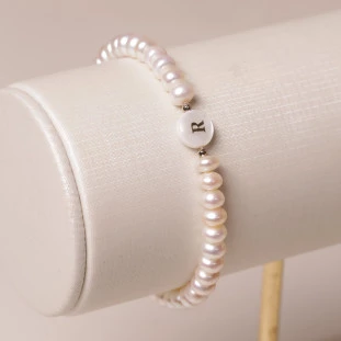 Pulseira Com Madre Pérolas e Hematitas Com Letra R De Cobre Banhada a Ouro 