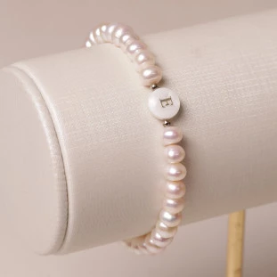 Pulseira Com Madre Pérolas e Hematitas Com Letra E De Cobre Banhada a Ouro 