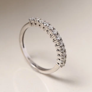 Meia Aliança Cravejada Com Diamantes Em Ouro Branco 