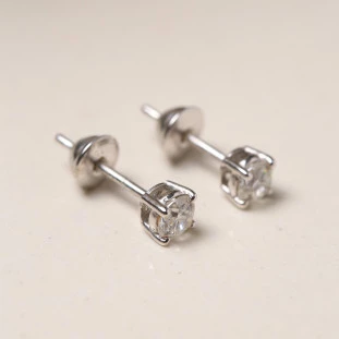Brinco Solitário Com Diamantes Em Ouro Branco 