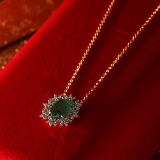 Gargantilha Oval Com Esmeraldas e Diamantes Em Ouro Amarelo