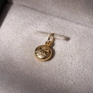 Pingente Agnus Dei Oco Em Ouro Amarelo