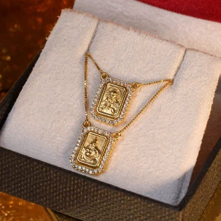 Escapulário Frente Cravejado com Zircônia em Ouro Amarelo