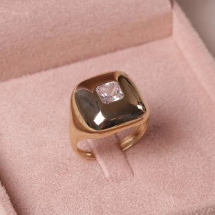 Anel Quadrado Boleado Com Zircônia no Centro Em Ouro Amarelo