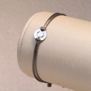 Pulseira Fio de Seda com Placa Letra Customizável e Elo de ajuste Em Ouro Branco