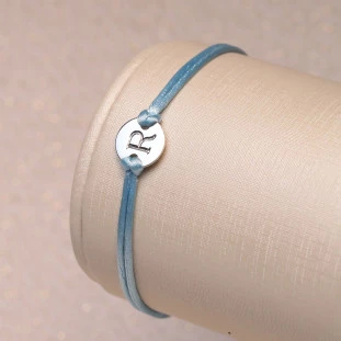 Pulseira Fio de Seda com Placa Letra Customizável e Elo de ajuste Em Ouro Branco
