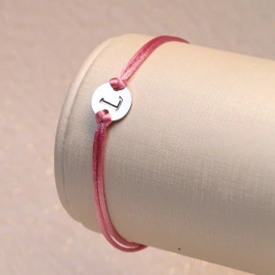 Pulseira Fio de Seda com Placa Letra Customizável e Elo de ajuste Em Ouro Branco