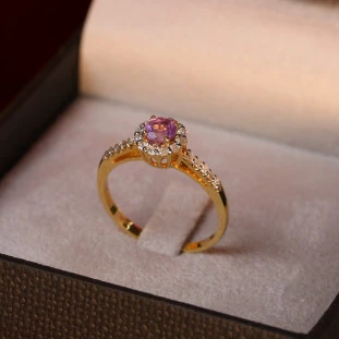 Anel Cravejado Com Ametista e Diamantes Em Ouro Amarelo