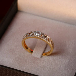 Anel Aparador Vazado com Diamante em Ouro Amarelo