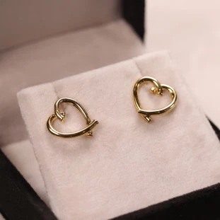 Brinco Coração Vazado Polido Em Ouro Amarelo 