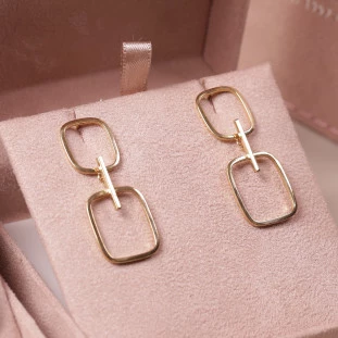 Brinco Retangular Vazado Pendurado Em Ouro Amarelo 
