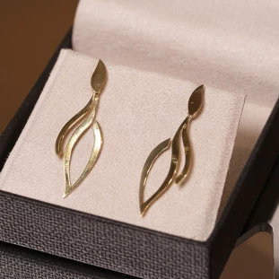 Brinco Longo Curvo Em Ouro Amarelo 