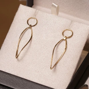 Brinco Elos Ondulados Em Ouro 